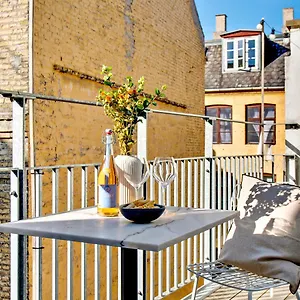 Sanders Leaves - Charming Three-bedroom In Downtown Apartment